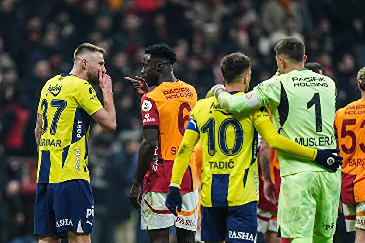 Kasımpaşa, Erzurumspor FK ve Gaziantep FK maçlarından galibiyetle ayrılarak B Grubu'nu lider bitiren Fenerbahçe, çeyrek final eşleşmelerinde seri başı oldu. Ezeli rakibiyle karşılaşacak sarı-lacivertliler, seri başı avantajıyla karşılaşmayı evinde oynayacak.<br>
