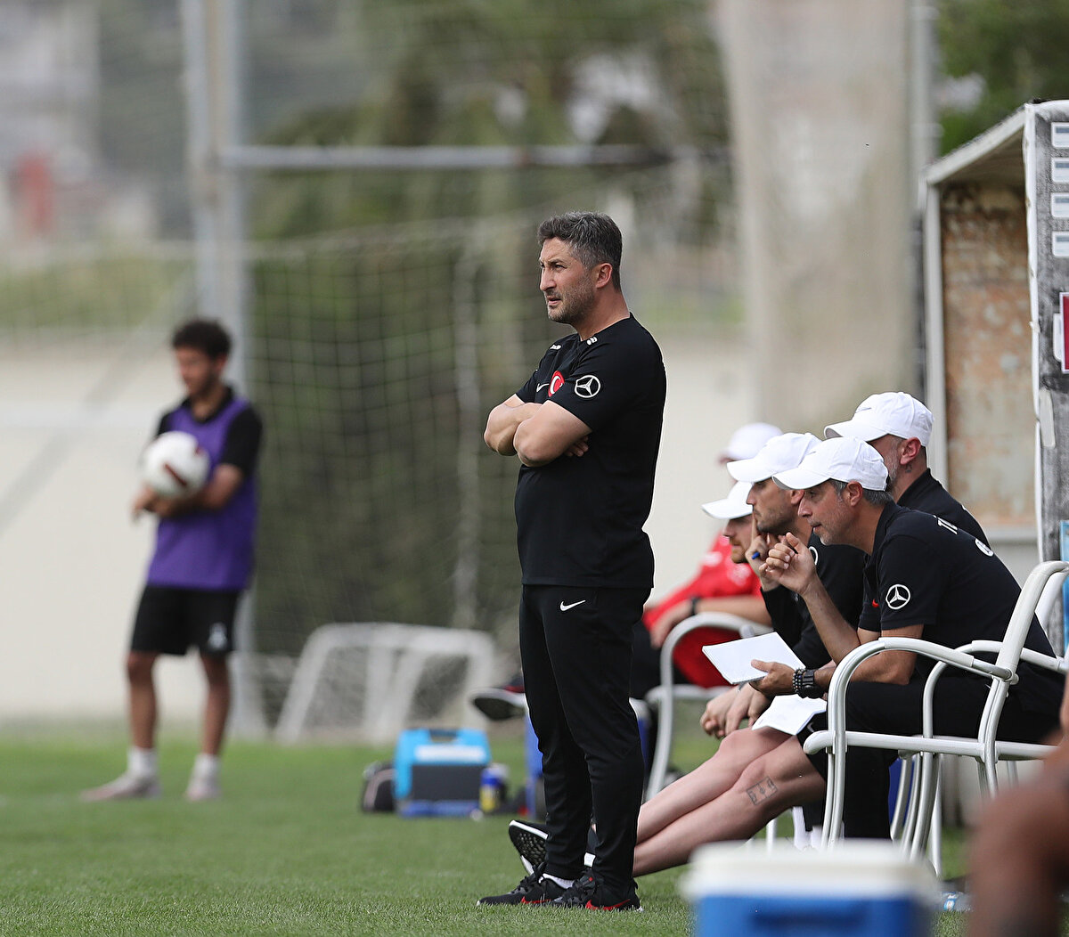 Sabri Sarıoğlu'na kadro tepkisi<br><br>40 yaşındaki teknik adam, UEFA Avrupa U19 Şampiyonası Elit Tur maçları için çağırdığı aday kadrodaki oyuncu tercihleri nedeniyle eleştirilmişti. Sarıoğlu'na en büyük tepki Trabzonspor ve Beşiktaş'tan gelmişti.