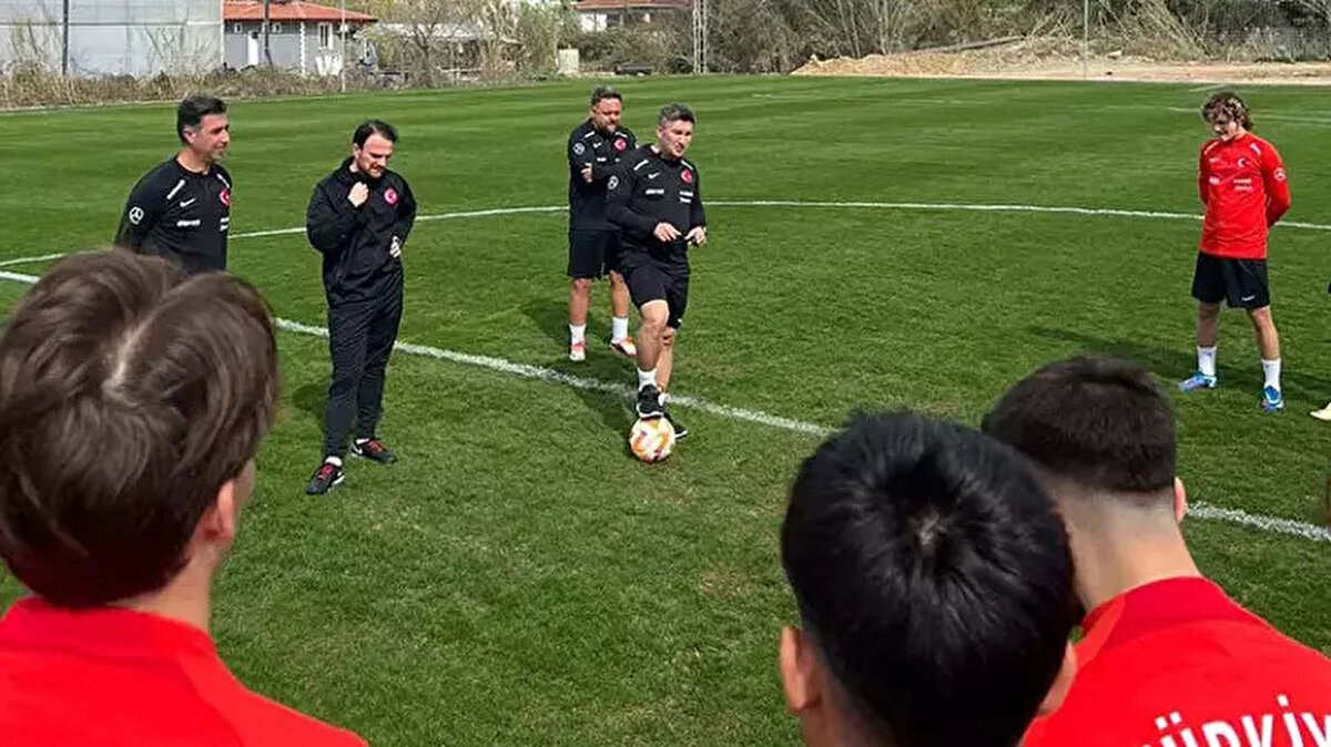 Taraftarın tepkisi ile karşılaştı<br><br>Sabri Sarıoğlu'nun bu paylaşımı Trabzonspor taraftarlarının tepkisini çekti. U19 Milli Takım teknik direktörünün böyle önemli bir maçı yerinden izlemeye gitmemesi ve maçın ardından formalite icabı yaptığı tebrik paylaşımı bordo mavili taraftarları isyan ettirdi.