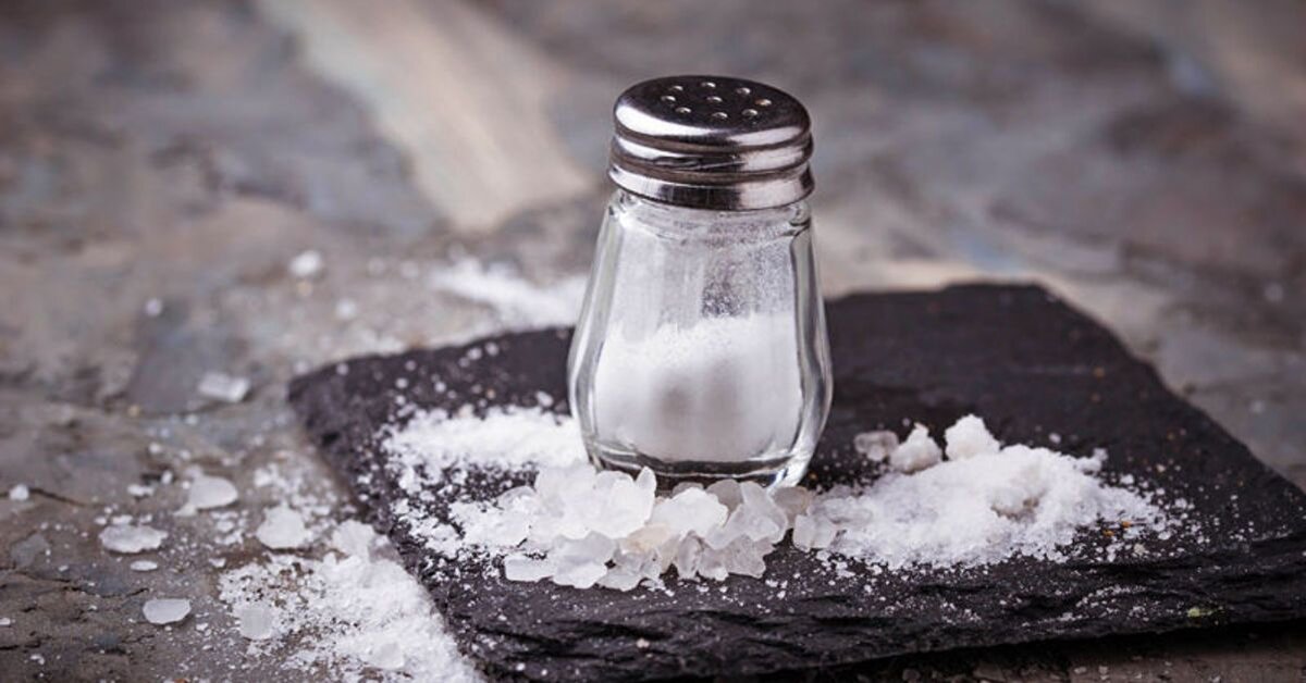 "Fazla tuz tüketimi hastalıklara davetiye çıkarıyor"<br><br>Aşırı tuz tüketiminin birçok hastalığı tetiklediğini vurgulayan Prof. Dr. Ünal, “Hipertansiyon, inme, böbrek hastalıkları, bazı kanser türleri ve obezite gibi hastalıklarla doğrudan bağlantılı. Özellikle yüksek tansiyon hastaları, diyabeti olanlar ve böbrek hastaları için fazla tuz tüketimi ciddi riskler oluşturuyor. Bunun yanı sıra, başta kalp ve böbrek hastalığı olan hastalarda olmak üzere, fazla tuz alımı, vücutta su tutulmasına neden olarak ödem ve nefes darlığı gibi problemlere de yol açabiliyor" dedi.