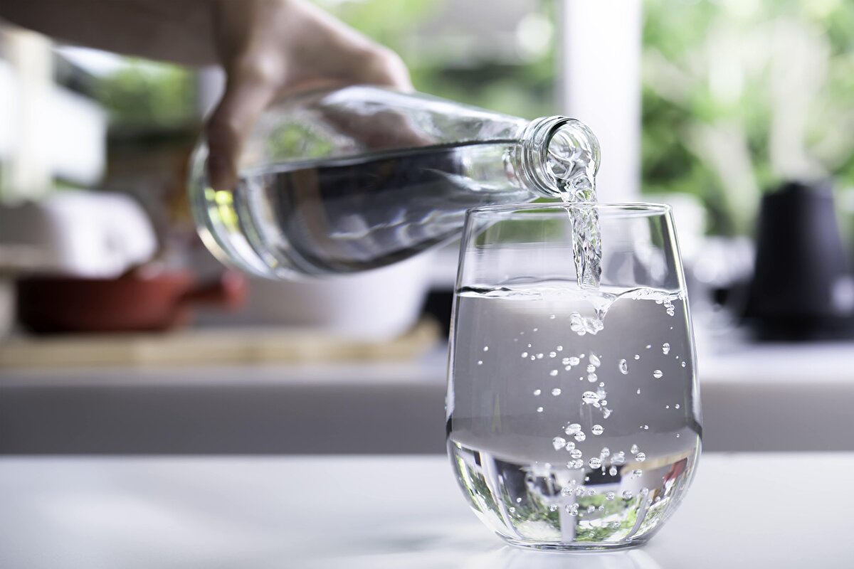 2. Bol su içmeyi unutmayın<br><br>Oruç sırasında su tüketimi kısıtlı olduğundan, Ramazan sonrası vücudun su ihtiyacı artar. Gün boyu yeterli su içmek, vücudun su dengesini sağlamaya ve toksinlerin atılmasına yardımcı olur. Günde en az 8-10 bardak su içmeye özen gösterin.