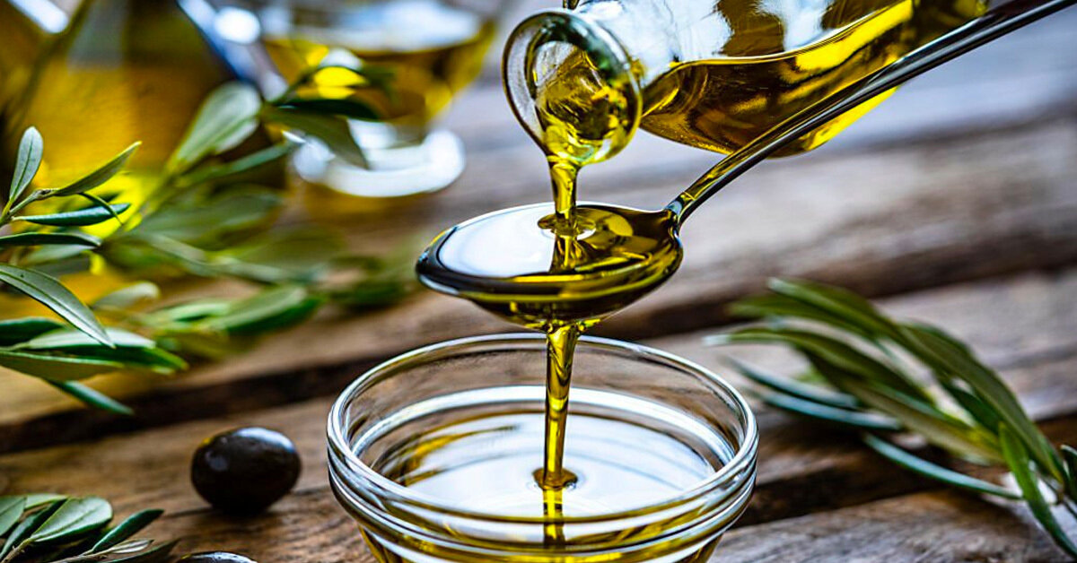 6. Sağlıklı yağları tercih edin<br><br>Sağlıklı yağlar, vücudun ihtiyaç duyduğu enerjiyi sağlar ve uzun süre tokluk hissi yaratır. Zeytinyağı, avokado, ceviz, badem ve chia tohumu gibi sağlıklı yağları beslenmenize eklemeyi unutmayın.