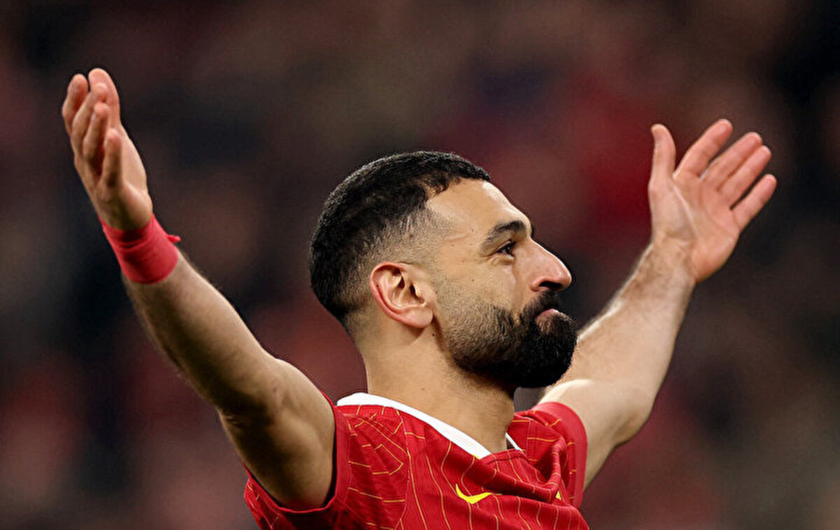 Liverpool ile hala yeni bir sözleşme imzalamayan ve takımdan ayrılması beklenen Mohamed Salah ile ilgili flaş bir transfer iddiası ortaya atıldı.<br>