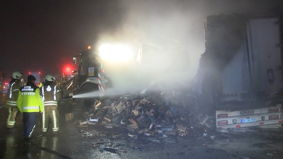 Kasa kasa çilek yola saçıldı<br><br>Piyasa değeri yaklaşık 1 milyon TL olduğu düşünülen 6 ton çilek, ahşap olan kasalarının yanması sonucu yola saçıldı. Yangın nedeniyle otoyolda araç yoğunluğu oluşurken, trafik akışı bir süre tek şerit üzerinden kontrollü olarak sağlandı.