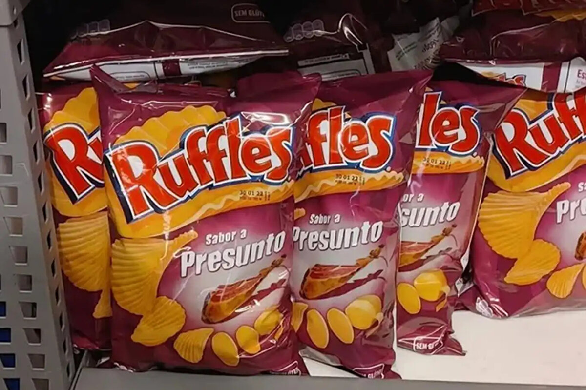 Birleşik Krallık'ta faaliyet gösteren gıda perakendecisi "3D Trading", popüler cips markası Ruffles Sabor a Jamon Crisps’in içeriğinde belirtilmeyen süt ve soya tespit edildiğini duyurdu. Firma, bu durumun özellikle alerjisi olan kişiler için sağlık riski oluşturduğunu belirterek, ürünlerin acilen iade edilmesi çağrısında bulundu.