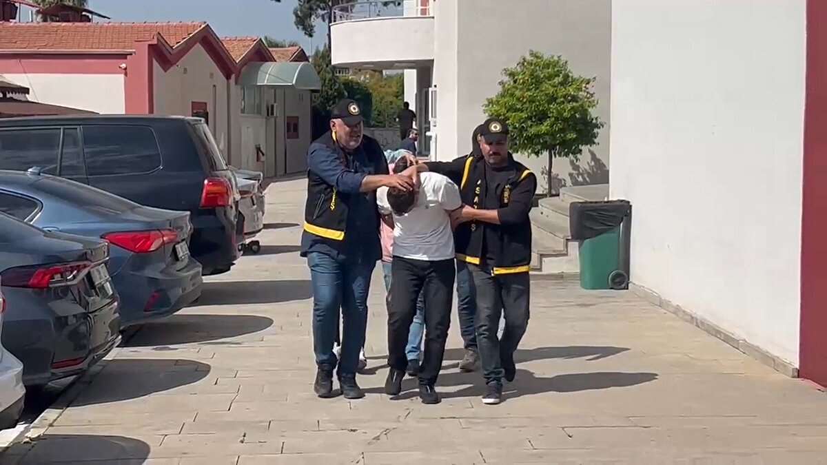 Olay, 9 Mart'ta saat 02.30 sıralarında Seyhan ilçesi Mücahitler Caddesi'nde meydana geldi. Yüzlerini kapüşon ve cerrahi maskeyle gizleyen Tarık T. ile Halil S., M.A.'nın beyaz eşya dükkanına tabancalarla ateş açtı. 