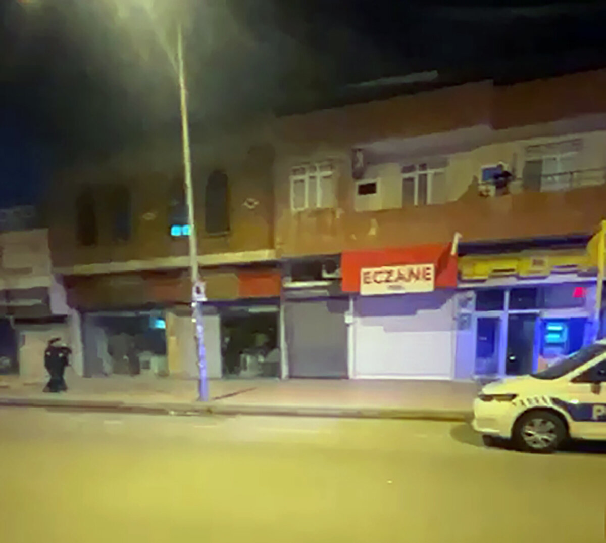 Ekipler, iş yerini kurşunlayan saldırganların Ayta'nın yakını olduğunu saptadı. Şüphelilerin, Ayta'nın öldürülmesiyle sonuçlanan kavgayı ayırmadığı için M.A.'ya husumet güttüğü ortaya çıktı.