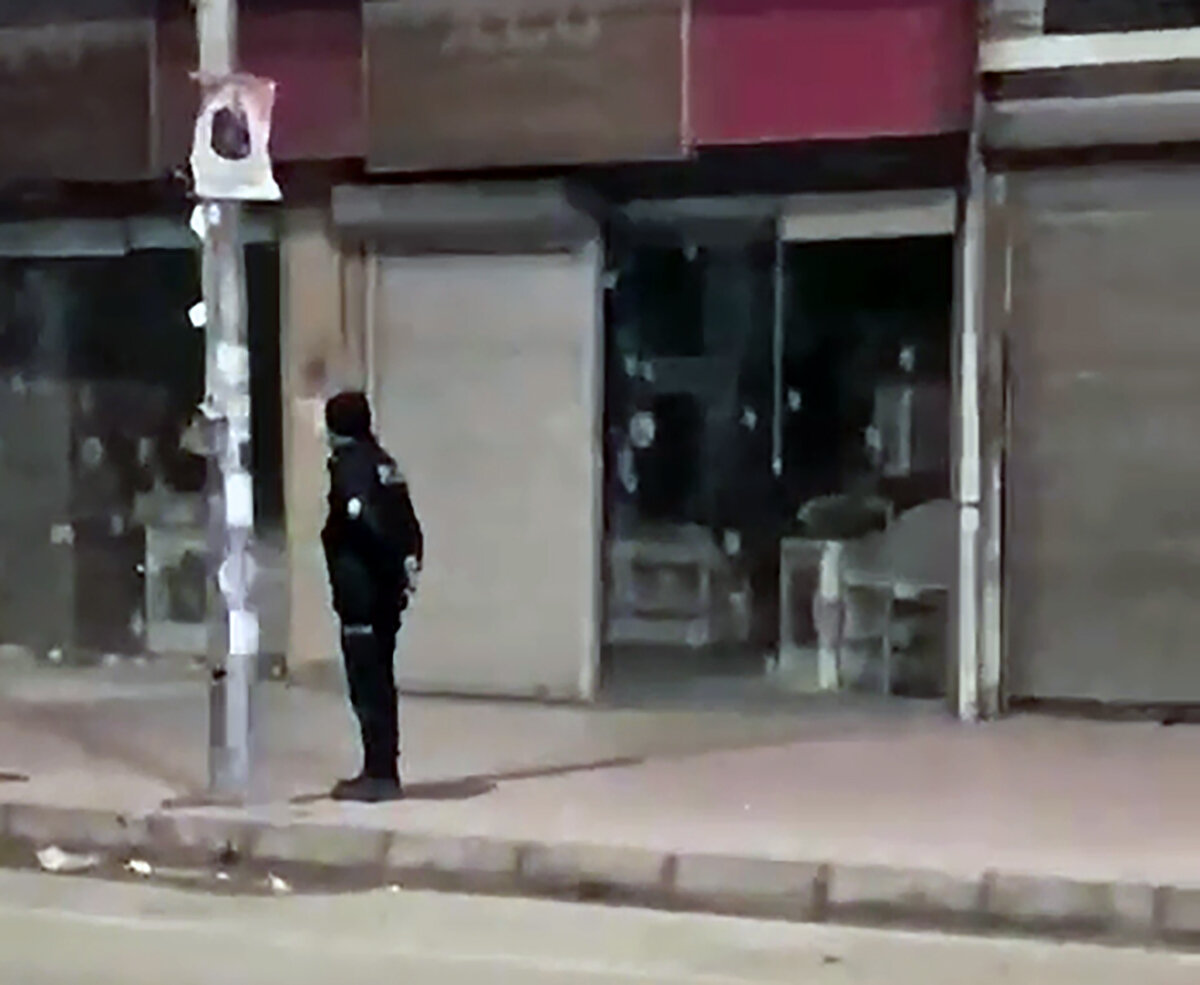 2 şüpheli yakalanarak tutuklandı<br><br>Tespitler sonrası harekete geçen ekipler, Tarık T. ile Halil S.’yi adreslerine yapılan baskında gözaltına aldı. Emniyete götürülen şüpheliler, sorgularında silahlı saldırıyı düzenlediklerini kabul etti. 