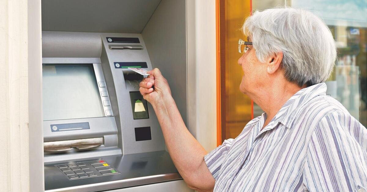 Emekliliği iptal edilen ne yapmalı?<br><br>SGK tarafından emeklilik hakkı iptal edilen kişilere, ilk etapta itiraz dilekçesi sunma hakkı tanınıyor. Bu sürecin ardından maaş kesintisi ve geri ödeme talebiyle karşı karşıya kalanların, doğrudan ilgili SGK müdürlükleriyle görüşerek çözüm aramaları öneriliyor.