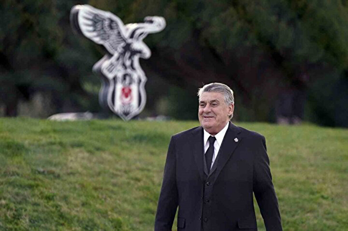 Adalı önce Kol'u ortaya koyduğu soğukkanlı yönetim için kutladı, ardından da "Karşılaşma öncesi sizi çok eleştirdik. Tepkimiz şahsınıza değil, TFF'nin kararınaydı. Hakkınızı helal edin" diyerek sarıldı.<br>