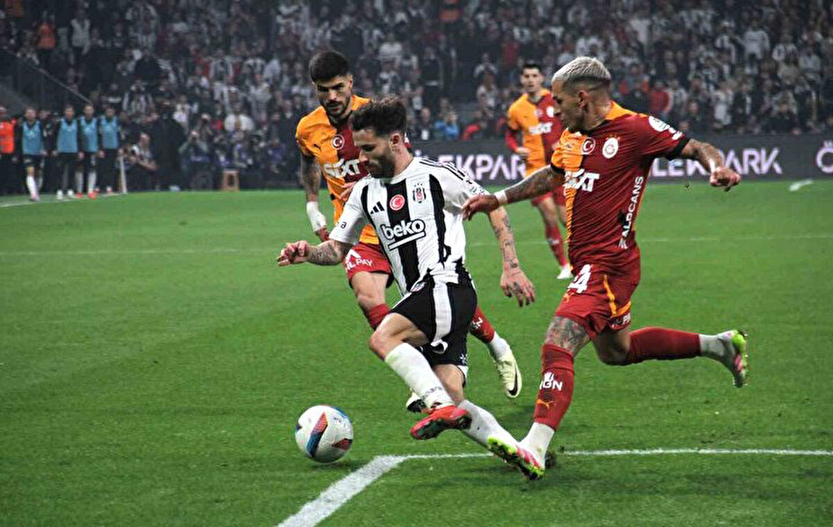 Kol, "Camialarınızı düşünerek böyle konuşuyorsunuz ama bizlerin de ailesi, çocukları, arkadaşları olduğunu unutuyorsunuz" yanıtını verdi, ardından da "Helal olsun" diye ekledi. Başkan Adalı bu sözler üzerine ikinci kez Kol'a sarılıp, teşekkür etti. Adalı, hakemlerin bayramını da kutladıktan sonra odadan ayrıldı.<br>