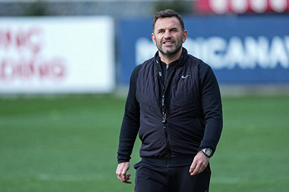 Sabah Gazetesi'nde yer alan habere göre; geçtiğimiz hafta sonu ligde Beşiktaş'a 2-1 yenildiği derbiden dersler çıkan sarı kırmızılı takımın hocası Okan Buruk, daha dirençli bir takımla Fenerbahçe'nin karşısına çıkacak.<br>