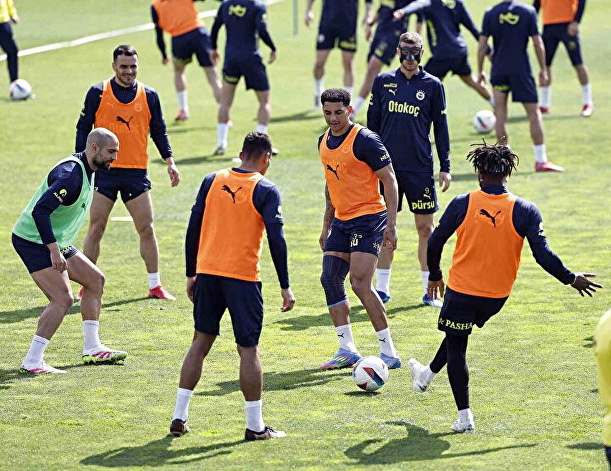 Trendyol Süper Lig'de şampiyonluk mücadelesi veren Fenerbahçe'de gelecek sezonun transfer planlamaları şimdiden başladı.