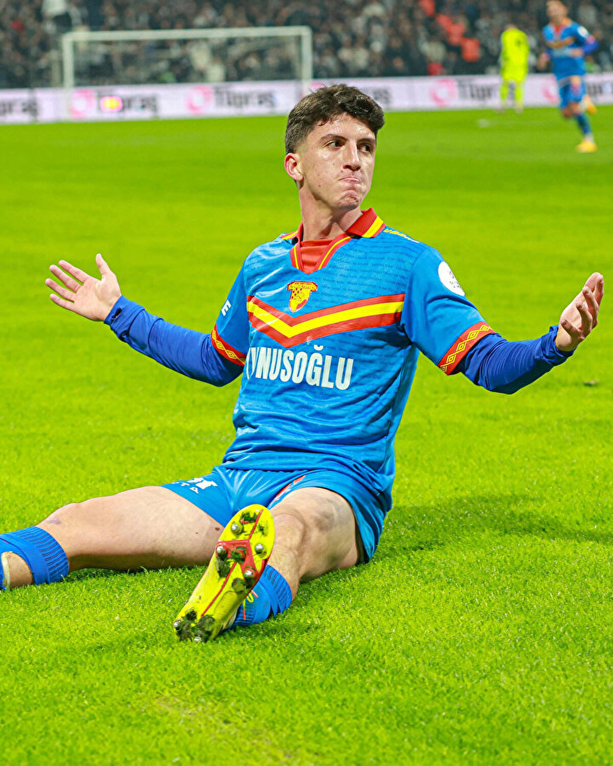 Sarı-lacivertli yönetim, Göztepe'ye para artı takas teklifi sunulacak. Ancak 21 yaşındaki stoperi Avrupa'dan da takip eden takımlar var.<br>