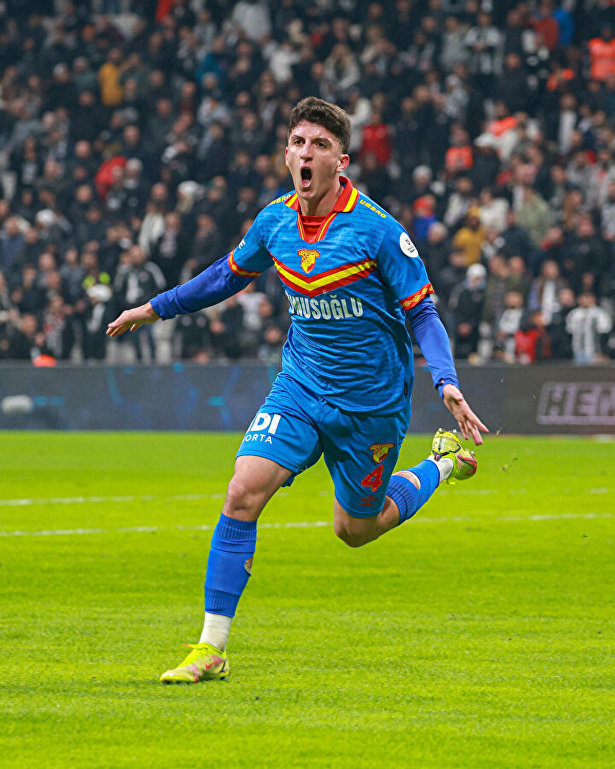 Fotomaç'ta yer alan habere göre Fenerbahçe, Taha Altıkardeş için harekete geçti ve Göztepe'yle ilk görüşme gerçekleştirildi.<br>