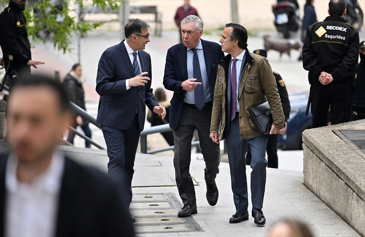 Savcılık, İtalyan teknik direktör için 4 yıl 9 ay hapis cezası ile vergi borcunun vergi dairesi tarafından haciz yoluyla tahsil edilmesini, cezalarla birlikte toplamda 3 milyon 186 bin 237 avro ödemesini talep ediyor. Carlo Ancelotti, şimdiye kadar hakkındaki iddiaları reddederek, suçsuz olduğunu savundu.