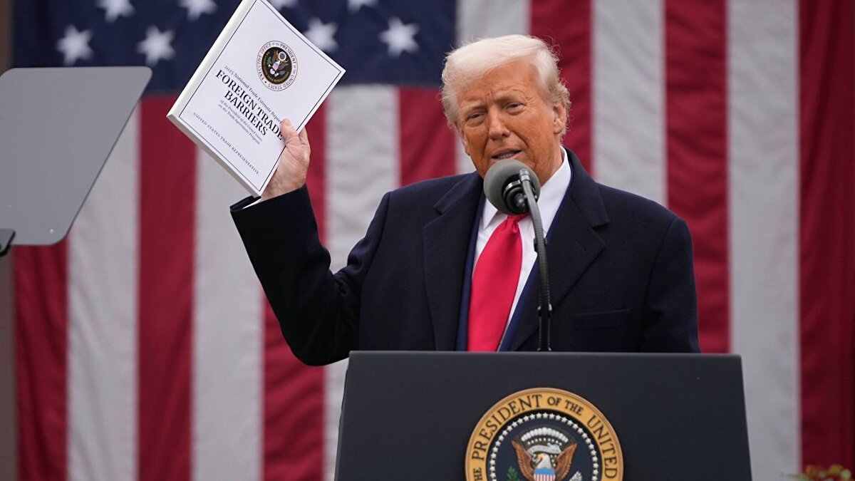 Trump, Beyaz Saray'da düzenlenen etkinlikte, diğer ülkelere karşılıklı tarifelerin uygulanmasını öngören kararnameyi imzaladı.<br><br>ABD Başkanı Trump, burada yaptığı konuşmada, bugünü uzun zamandır beklenen "kurtuluş günü" olarak nitelendirerek, "Ülkemiz ve vergi mükelleflerimiz 50 yılı aşkın süredir sömürülüyor ama artık buna izin verilmeyecek." dedi.