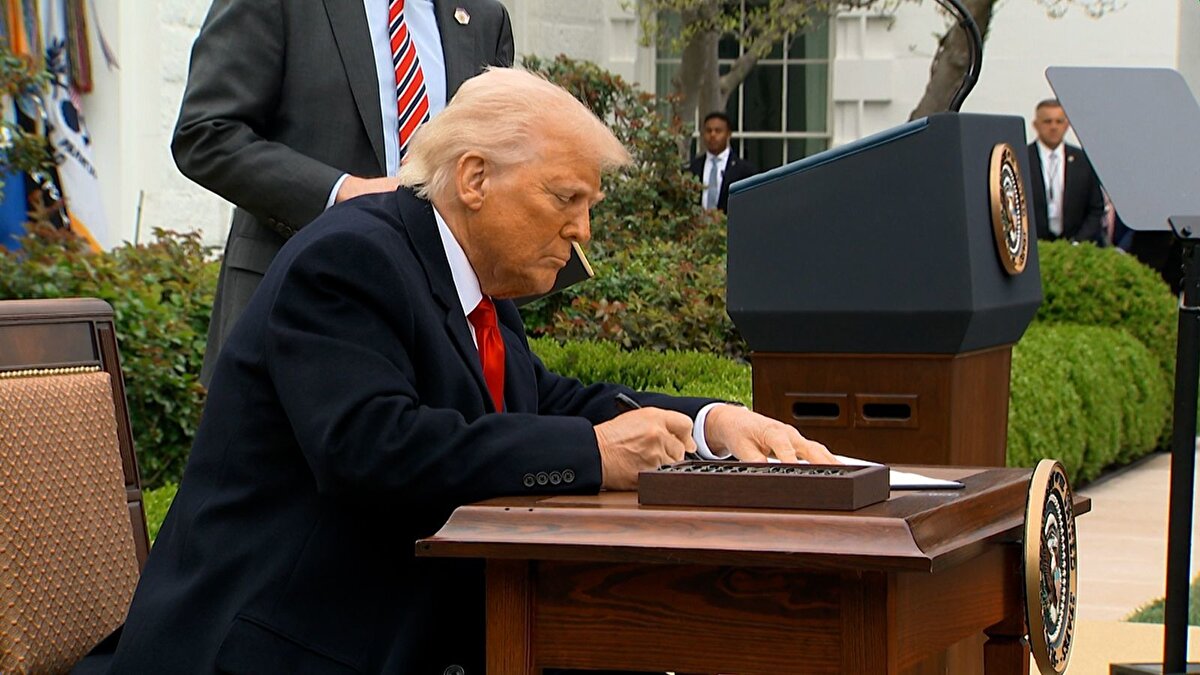 Bugünün ABD tarihinin en önemli günlerinden biri olduğunu vurgulayan Trump, "Bu, bizim ekonomik bağımsızlık bildirgemizdir." diye konuştu.<br><br>Trump, yabancı ticaret engellerini ortadan kaldıracaklarını belirterek, nihayetinde bunun yurt içinde daha fazla üretim, daha güçlü rekabet ve tüketiciler için daha düşük fiyatlar anlamına geleceğini ifade etti.<br><br>Kronik ticaret açıklarını bir ekonomik sorundan ziyade, ABD'nin güvenliğini tehdit eden bir ulusal acil durum olarak nitelendiren Trump, bunun ülke için büyük bir tehdit olduğunu vurguladı.<br><br>Trump, yarından itibaren ABD'nin diğer ülkelere karşılıklı tarifeler uygulayacağını belirterek, "Minimum temel tarife oranını yüzde 10 olarak belirleyeceğiz." diye konuştu.<br><br>Ayrıca Trump, ithal otomobillere yüzde 25 gümrük vergisi uygulamasının da yürürlüğe gireceğini anımsattı.