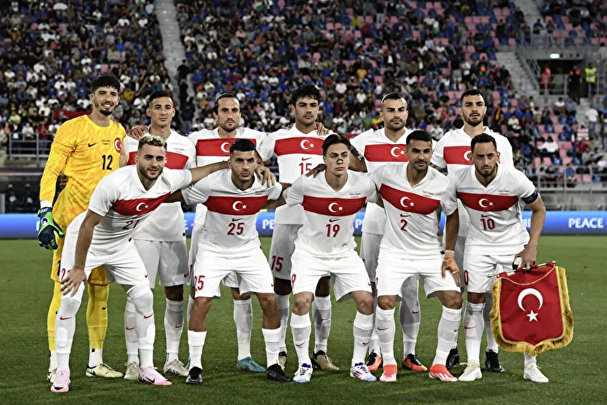 A Milli Futbol Takımı, FIFA dünya klasmanında bir basamak yükselerek 27. sırada yer aldı.<br><br>