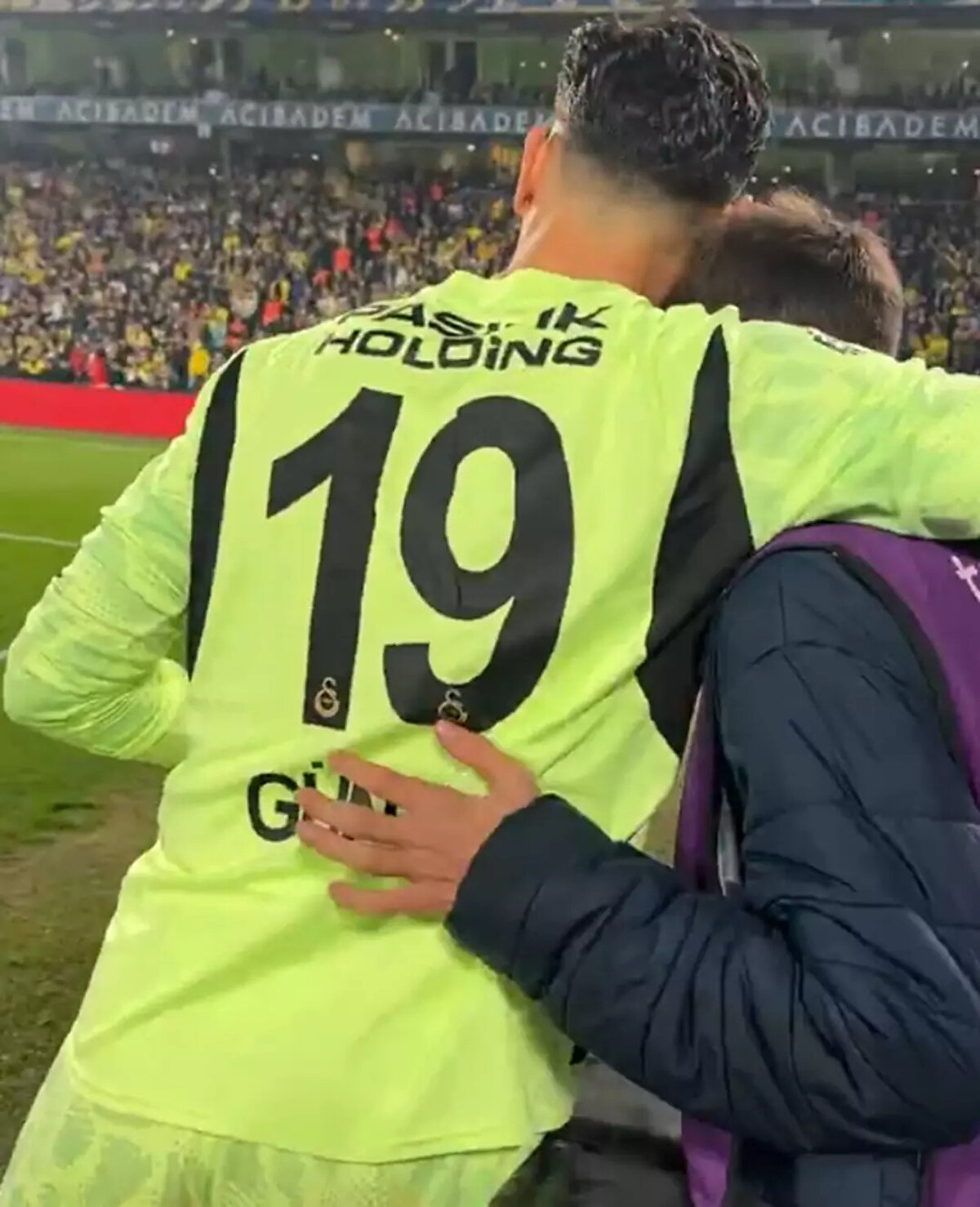 "Böyle yapma kardeşim"<br><br>Kale vuruşu kullanmak üzere top isteyen Günay'a top toplayıcı oldukça sert bir şekilde topu atarken Günay Güvenç kendisinin yanına giderek “Böyle yapma ama kardeşim, gözünü seveyim” dedi ve ardından sarıldı.