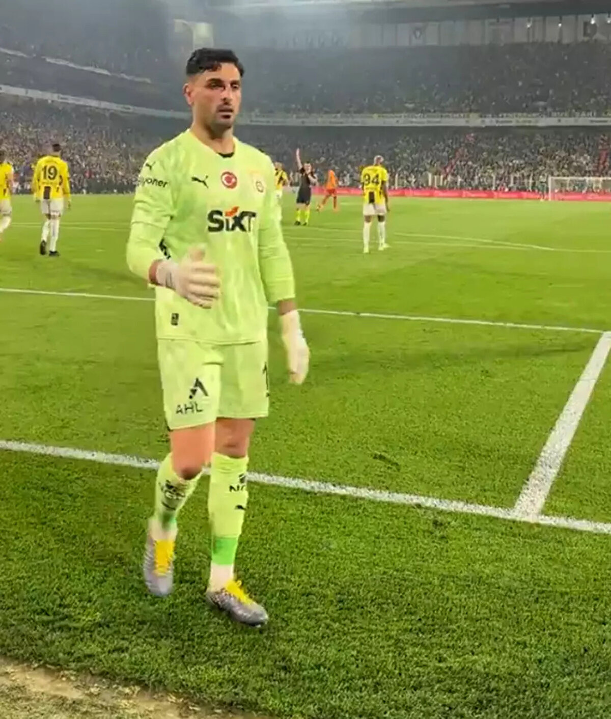 Günay 11'de başladı<br><br>Okan Buruk kupa karşılaşmasında ilk 11'de Muslera yerine Günay Güvenç'e yer verirken başarılı eldiven top toplayıcı çocuk ile bir diyalog yaşadı.