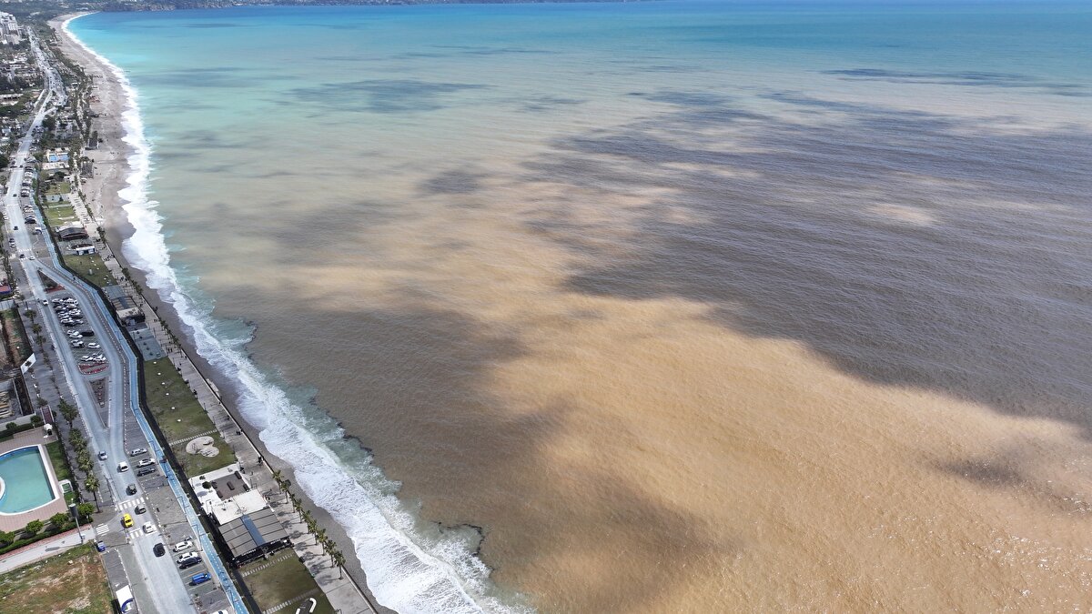 Suyu denize dökülen Boğa Çayı'nın rengi de çamurdan dolayı kahverengiye dönüştü.