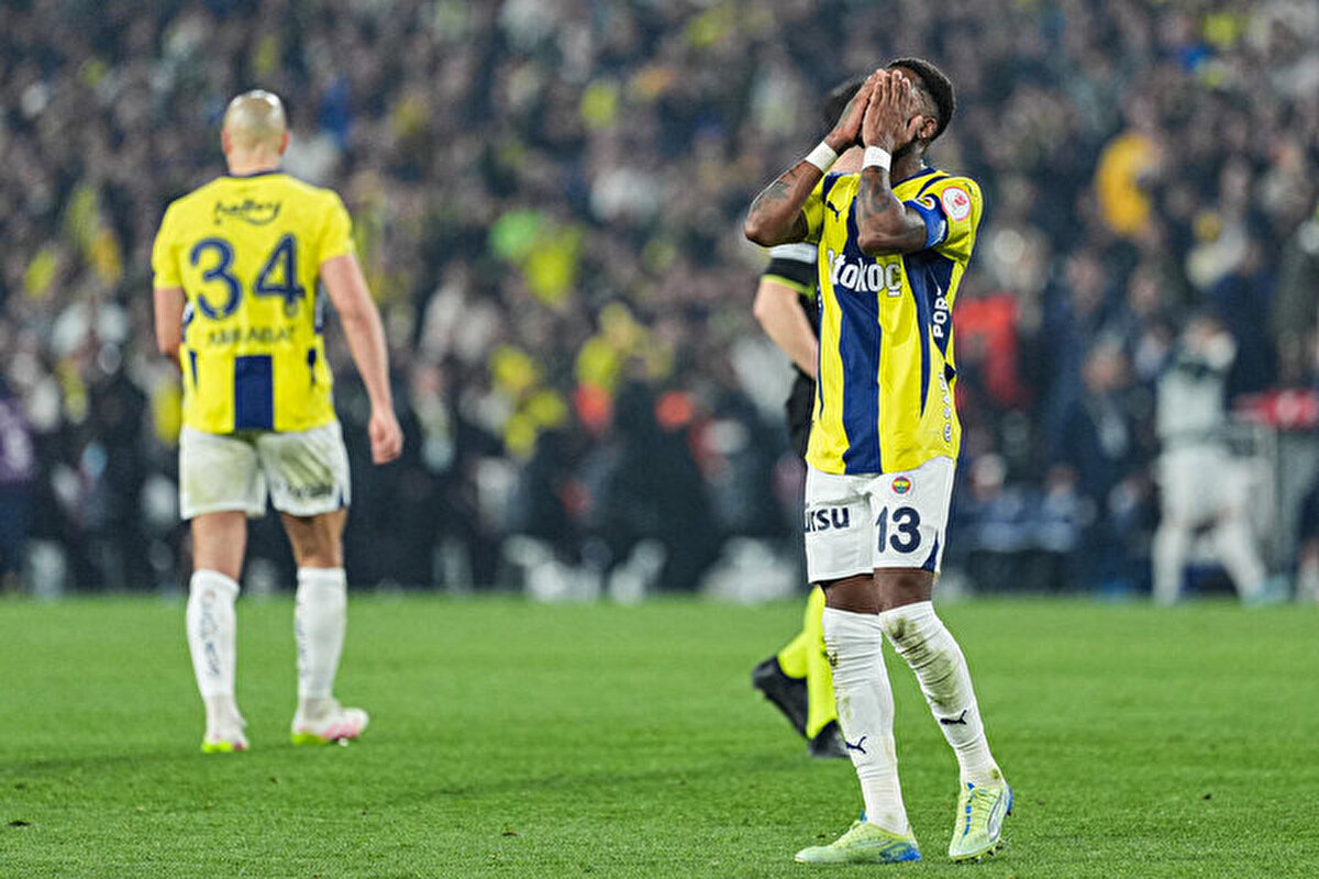 Ercanlar şu ifadeleri kullandı: "Fred soyunma odasında hakeme sh*t refree (b*k hakem) dediği için kırmızı kart gördü."<br>