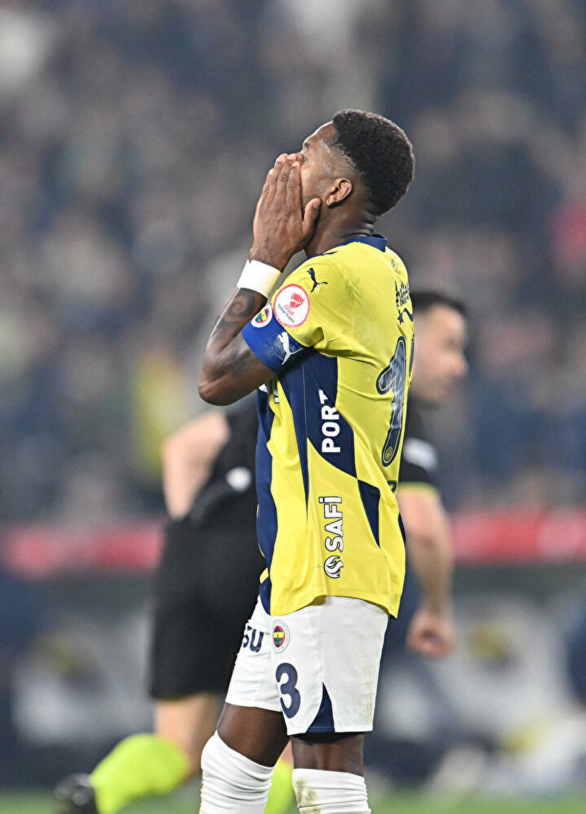 Fenerbahçeli gazeteci Ahmet Ercanlar'ın haberine göre; Fred, hakeme söyledikleri nedeniyle kırmızı kart görmüş.