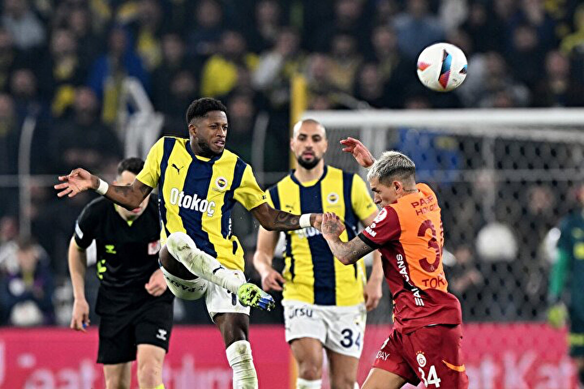 Karşılaşmanın son dakikalarında yaşanan pozisyonda Galatasaray ve Fenerbahçe'den 2 kişi kırmızı kart gördü.<br>