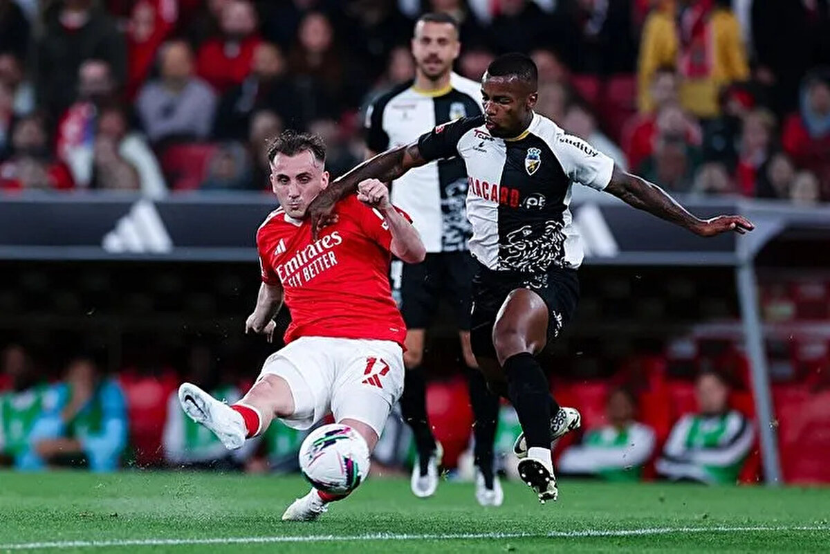 KEREM'DEN İLK YARIDA 1 GOL VE 1 ASİST<br><br>Maça hızlı başlayan Benfica, 7. dakikada Kerem Aktürkoğlu'nun golüyle 1-0 öne geçerken milli futbolcu, 23. dakikada ise Vangelis Pavlidis'in golünde asist yaptı.