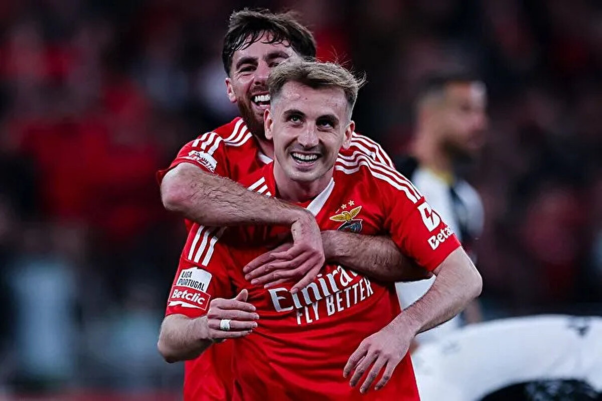 Farense, 43. dakikada Tomas Ribeiro'nun golüyle farkı bire indirse de ilk yarı, Benfica'nın 2-1 üstünlüğü ile tamamlandı.