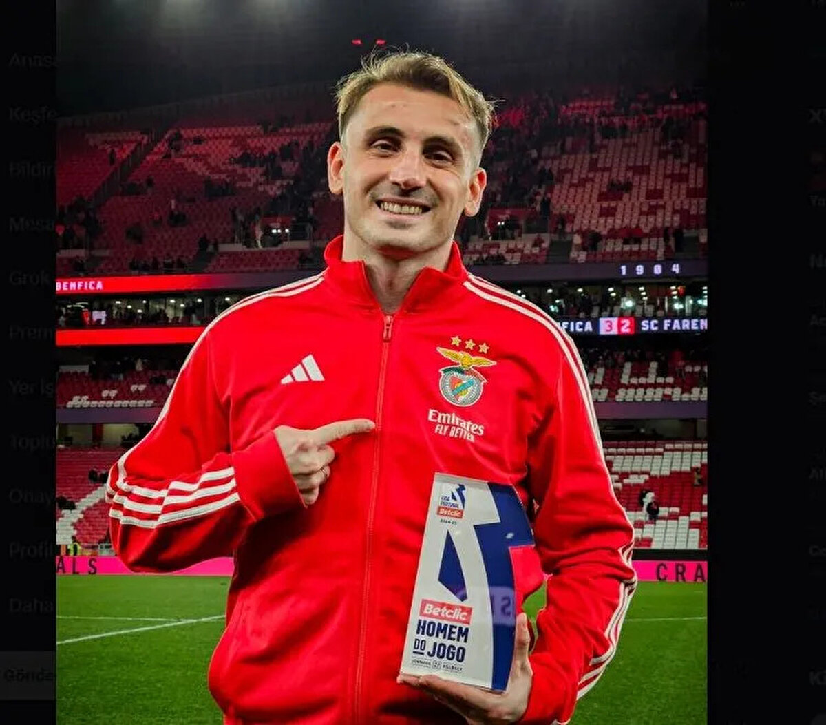 KEREM MAÇIN ADAMI SEÇİLDİ<br><br>Karşılaşmayı 2 gol ve 1 asistle tamamlayan Kerem, maçın adamı seçildi. Milli futbolcu maçın ardından ödülüyle poz verdi.