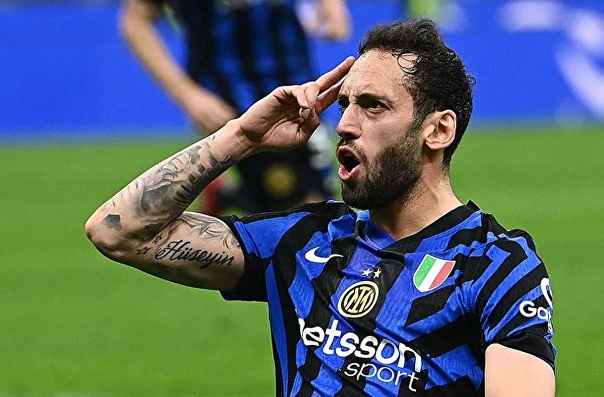 İLK YARI MİLAN'IN ÜSTÜNLÜĞÜYLE TAMAMLANDI<br><br>Milan'daki San Siro Stadı'nda oynanan maçta ev sahibi Milan, 47. dakikada Tamaraebi Bakumo-Abraham'ın golüyle 1-0 öne geçti.