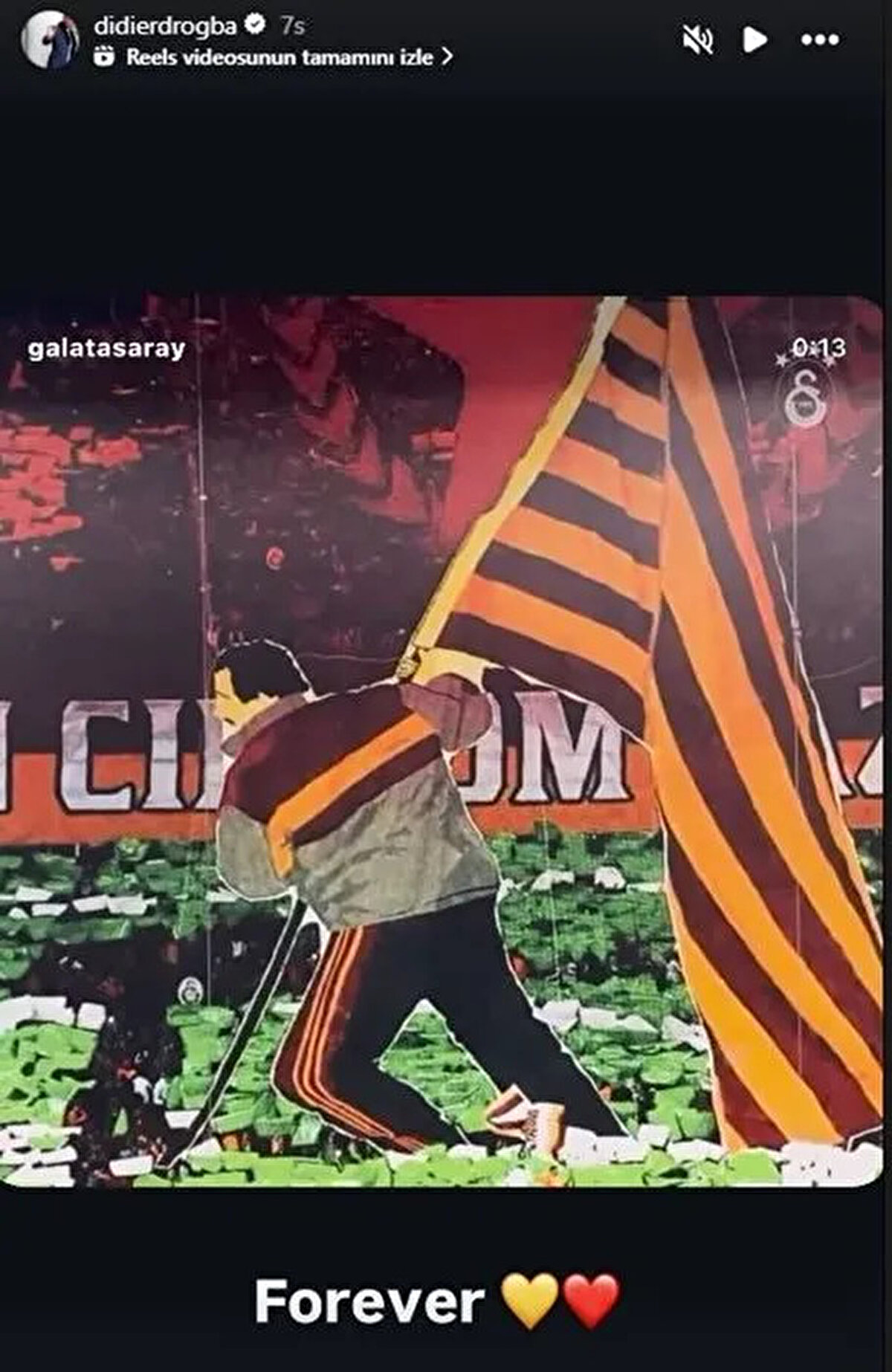 Didier Drogba ikinci paylaşımında ise, 1995-1996 sezonunda Fenerbahçe'nin sahasında bayrak diken Graeme Souness'i gösteren koreografiye yer verdi.