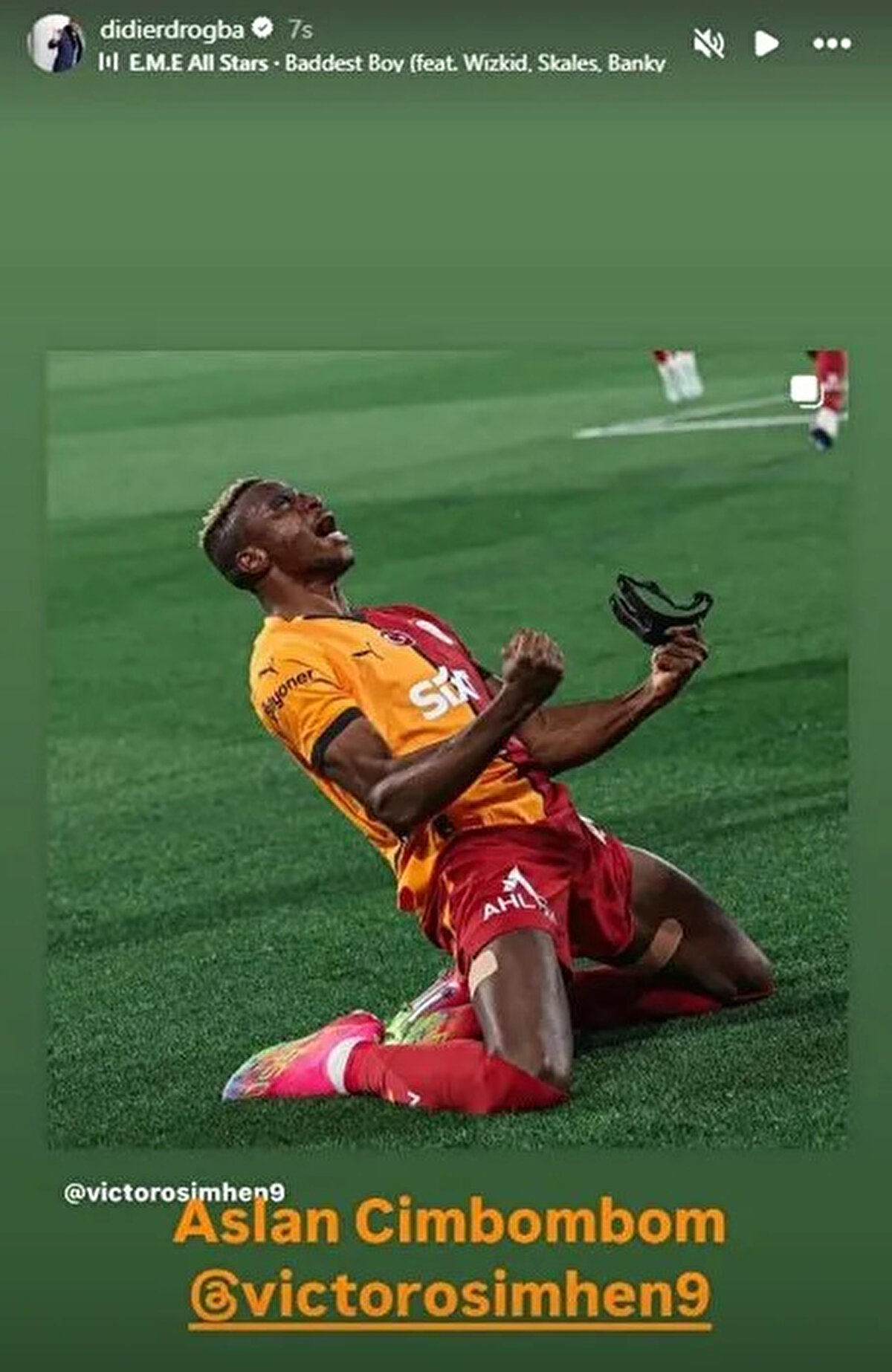 VICTOR OSIMHEN'İ PAYLAŞTI<br><br>Drogba ilk önce ''Aslan, Cimbombom'' notuyla derbi galibiyetinin gollerine imza atan Victor Osimhen'in gol sevincini paylaştı.