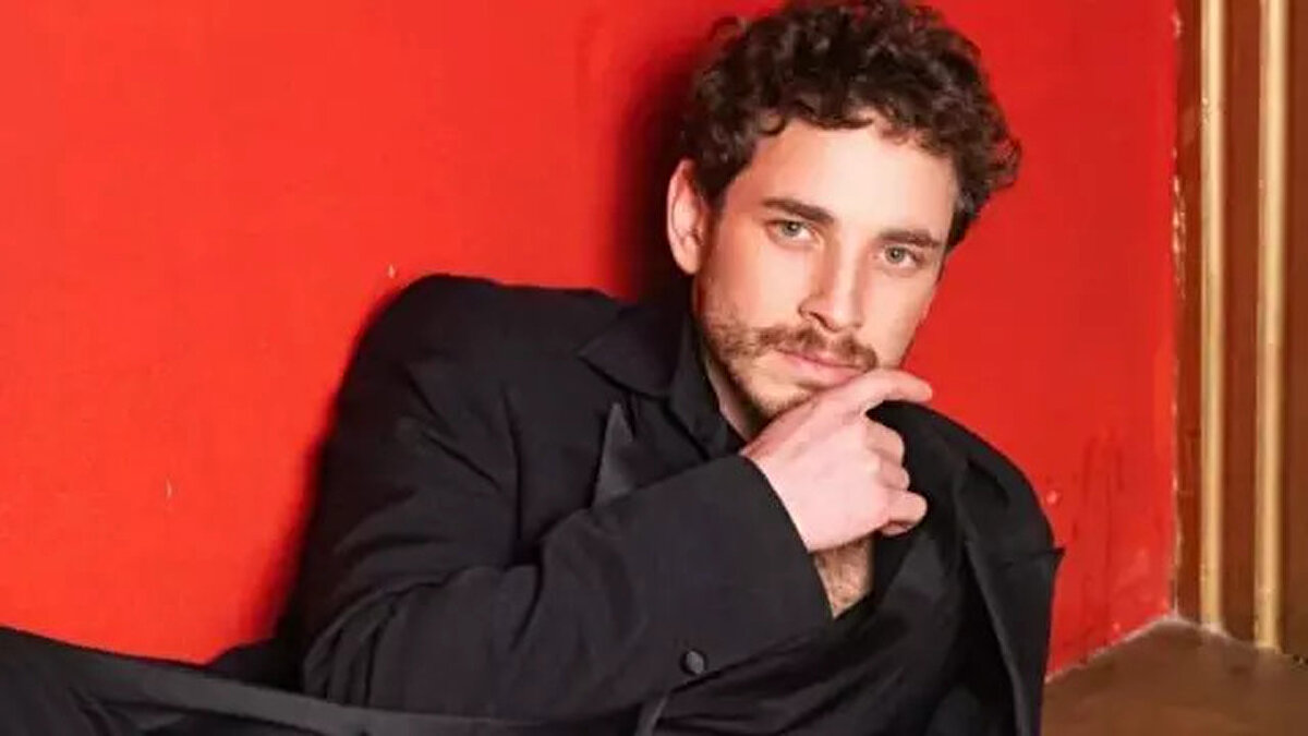 ÜNLÜ OYUNCU DA GÖZALTINDA<br><br>Soruşturma kapsamında 16 yakalama kararı verildi. Emniyet güçleri 11 kişiyi gözaltına aldı. Gözaltına alınan isimler arasında oyuncu Cem Yiğit Üzümoğlu da bulunuyor. <br><br>Gözaltına alınanlar işlemleri için emniyete götürülürken, beş kişiyi arama çalışması sürüyor.