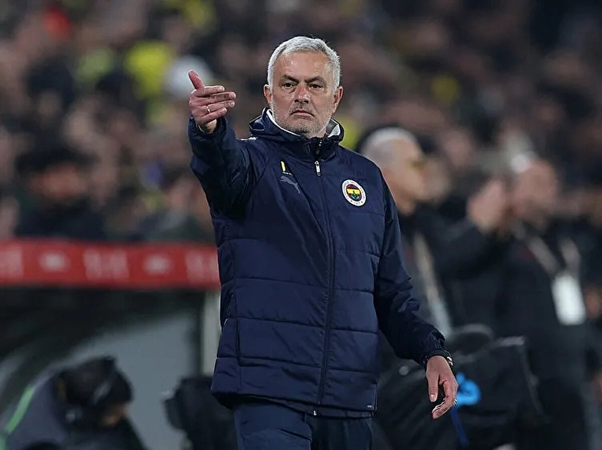 JOSE MOURİNHO DERBİ KAZANAMADI<br><br>Jose Mourinho yönetimindeki Fenerbahçe, 2024-25 sezonunda oynadığı 4 derbiyi de kazanamadı.