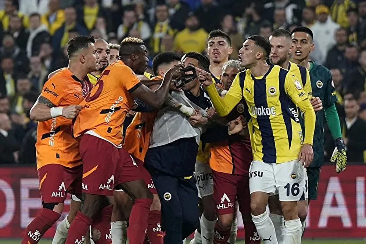FENERBAHÇE, KADIKÖY'DE GALATASARAY'I 4 MAÇTIR YENEMİYOR<br><br>Fenerbahçe, Ülker Stadyumu'nda Galatasaray'ı konuk ettiği son 4 maçta galibiyet alamadı. Sarı-lacivertli ekip, bu maçlarda 3 mağlubiyet ve 1 beraberlik yaşadı.