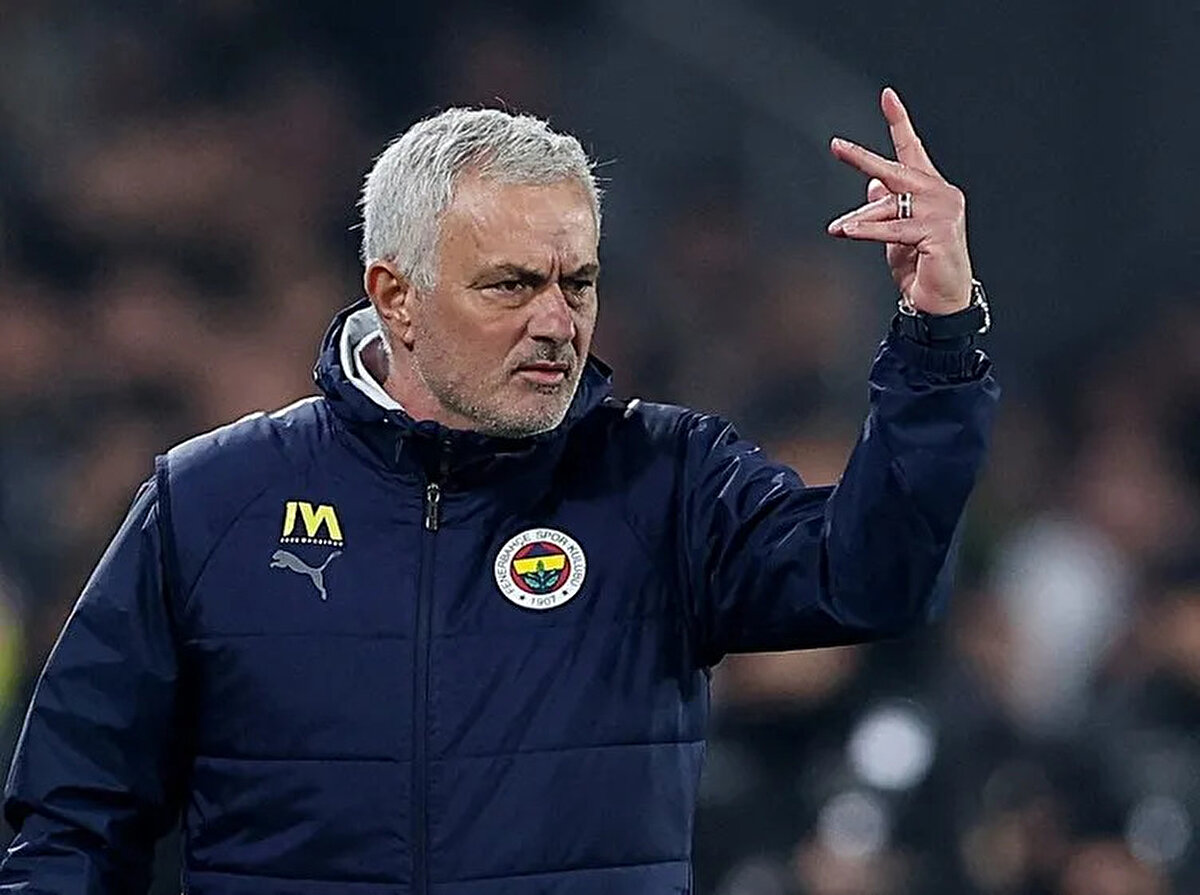 Fenerbahçe, kupada ise sarı-kırmızılı ekibe 2-1 yenildi. Sarı-lacivertliler, ligin ilk yarısında oynanan Beşiktaş derbisinde de sahadan 1-0 mağlup ayrıldı.