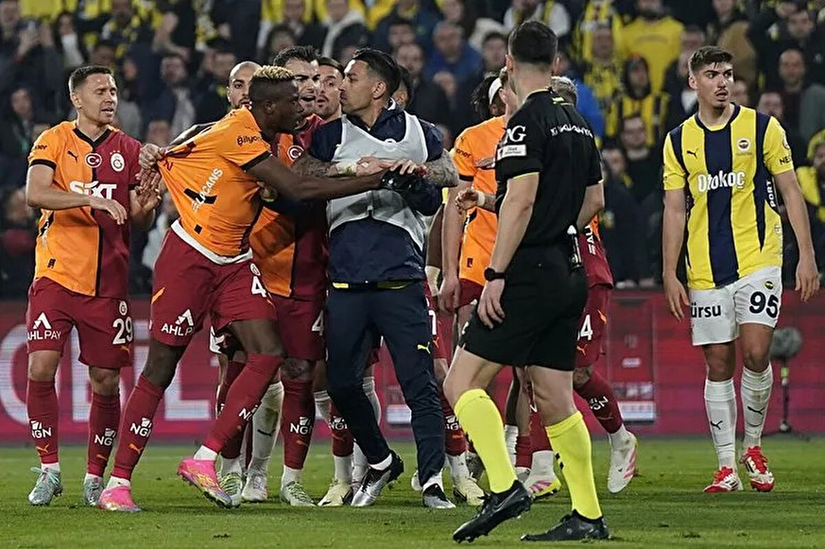 DERBİ ZAFERİNE DEV PRİM VERİLECEK<br><br>Milliyet Gazetesi'nin haberine göre; Galatasaray yönetimi, derbi galibiyeti için takıma 1 milyon dolar prim dağıtacak.