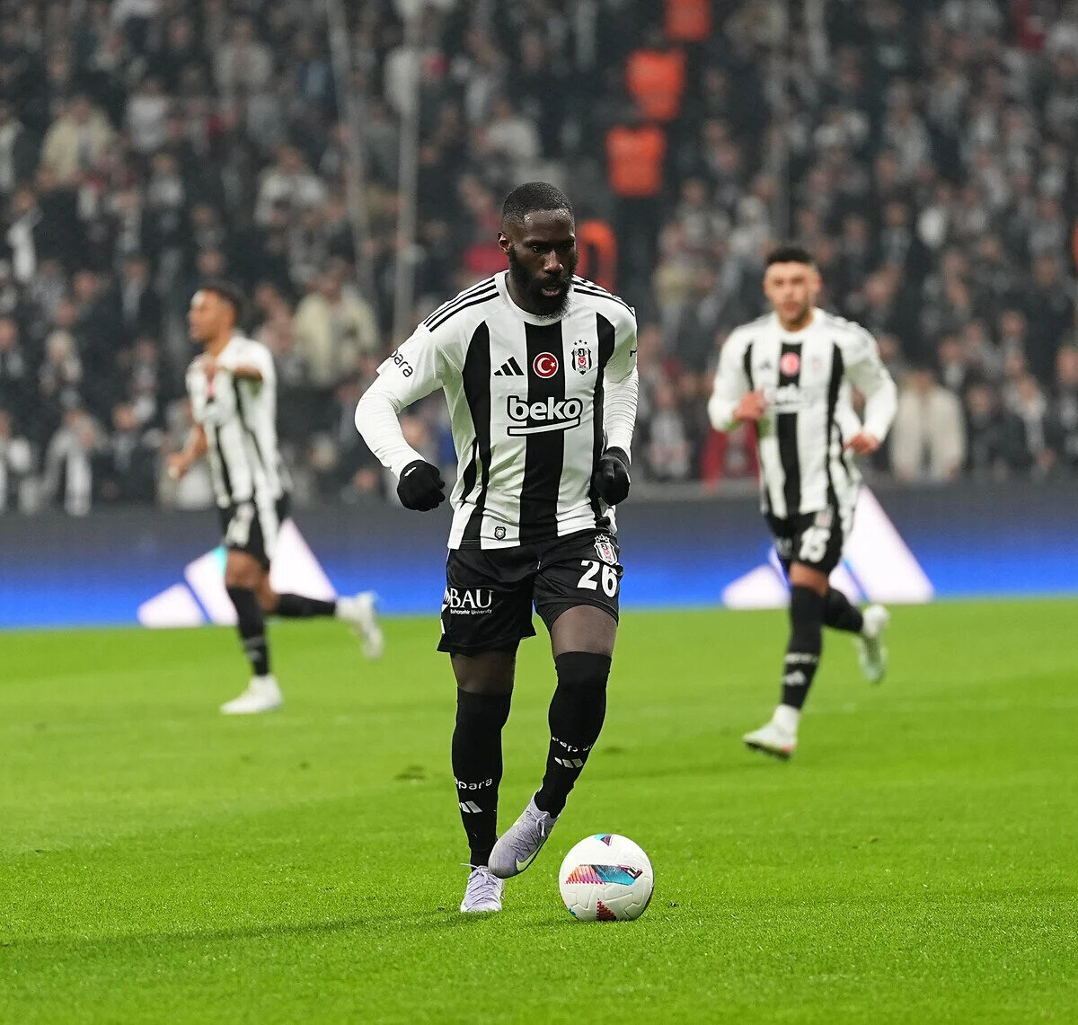 TAKIMIN EN İSTİKRARLILARINDAN<br><br>Beşiktaş’ın, bu sezon Süper Lig’de boy gösterdiği 27 karşılaşmanın 25’inde tam 2 bin 52 dakika sahada bulunan Arthur Masuaku, sarı kart cezalısı olduğu 7. haftadaki Kayserispor maçının yanı sıra 18. haftadaki Rizespor müsabakasında görev almadı.<br><br>Siyah-beyazlı takımın, yine bu sezon Türkiye Kupası’nda şu ana kadar oynadığı 3 maçın tamamında 90’ar dakika forma giyen Demokratik Kongolu oyuncu, Avrupa Ligi’nde ise grup aşaması ve elemeler dahil toplam 10 karşılaşmanın 9’unda sahadaydı. Masuaku, sarı kart cezası sebebiyle Bodo/Glimt maçında kadroya yer almadı.<br><br>31 yaşındaki futbolcu, Galatasaray’a karşı kazanılan Süper Kupa zaferini de 90 dakikayla tamamladı.<br><br>Arthur Masuaku, bu sezon tüm kulvarlarda oynanan 41 maçın 38’inde top koşturdu ve 1 gol, 8 asiste imza attı. Başarılı oyuncu, 3 bin 194 dakika ile takımın en fazla süre alan üçüncü futbolcusu oldu.