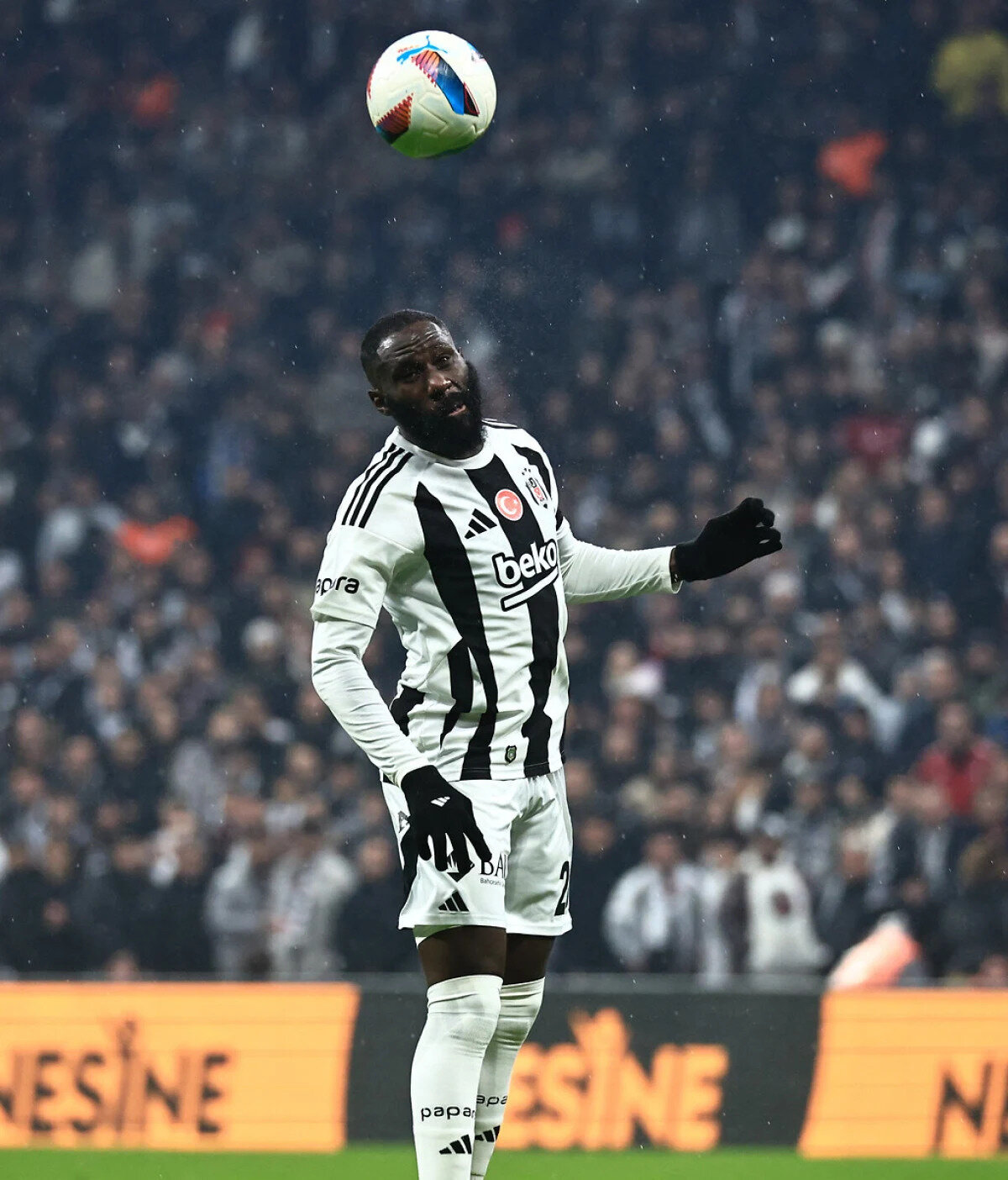 İLK İKİ SEZONUNDA 61 KEZ FORMA GİYDİ<br><br>Tecrübeli futbolcu, siyah-beyazlılarla ilk sezonunda Süper Lig’de 31, Türkiye Kupası’nda da 1 maçta oynadı ve 2 gol, 6 asist yaptı.<br><br>Masuaku, söz konusu sezonda kart cezası, sakatlık ve teknik direktör tercihlerinden dolayı ligde 5, kupada da 2 mücadeleyi kaçırdı.<br><br>Arthur Masuaku, 2023-2024 sezonunda ise gerek Afrika Uluslar Kupası gerekse de sakatlıklar sebebiyle sadece 29 karşılaşmada boy gösterdi.<br><br>Ligde 18, Türkiye Kupası’nda 4 ve Konferans Ligi’nde 7 maçta oynayan Masuaku, 2 asistle sezonu tamamladı.