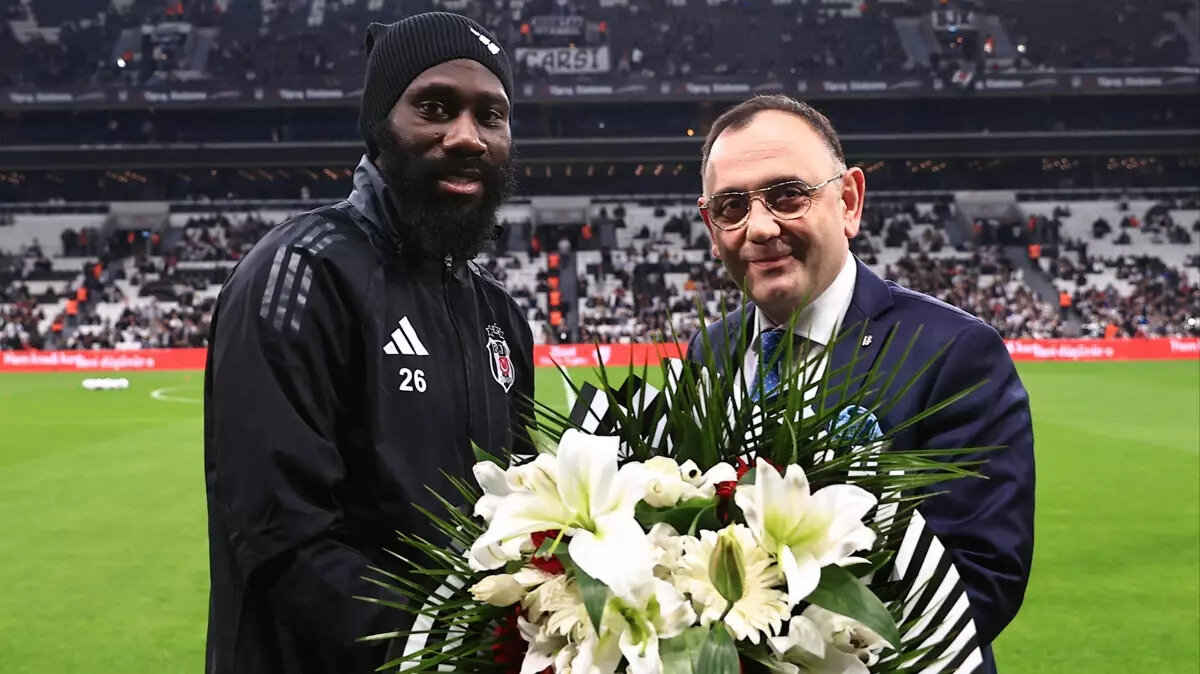 2 KUPA KAZANDI<br><br>Demokratik Kongolu futbolcu, siyah-beyazlı formayla iki de kupa sevinci yaşadı.<br><br>Beşiktaş, 2023-2024 sezonunda Atatürk Olimpiyat Stadyumu’nda oynanan Türkiye Kupası finalinde Trabzonspor’u 3-2 mağlup ederek kupayı müzesine götürmüştü.<br><br>Masuaku da bordo-mavililere karşı 90 dakika mücadele etti.<br><br>2024-2025 sezonunun başında ise Kara Kartal, yine Olimpiyat Stadyumu’nda bu kez Galatasaray’ı 5-0’la geçti ve Süper Kupa’nın sahibi oldu.<br><br>Arthur Masuaku, aynı şekilde bu maçı da 90 dakikayla tamamladı ve kupa zaferinde önemli rol oynadı.