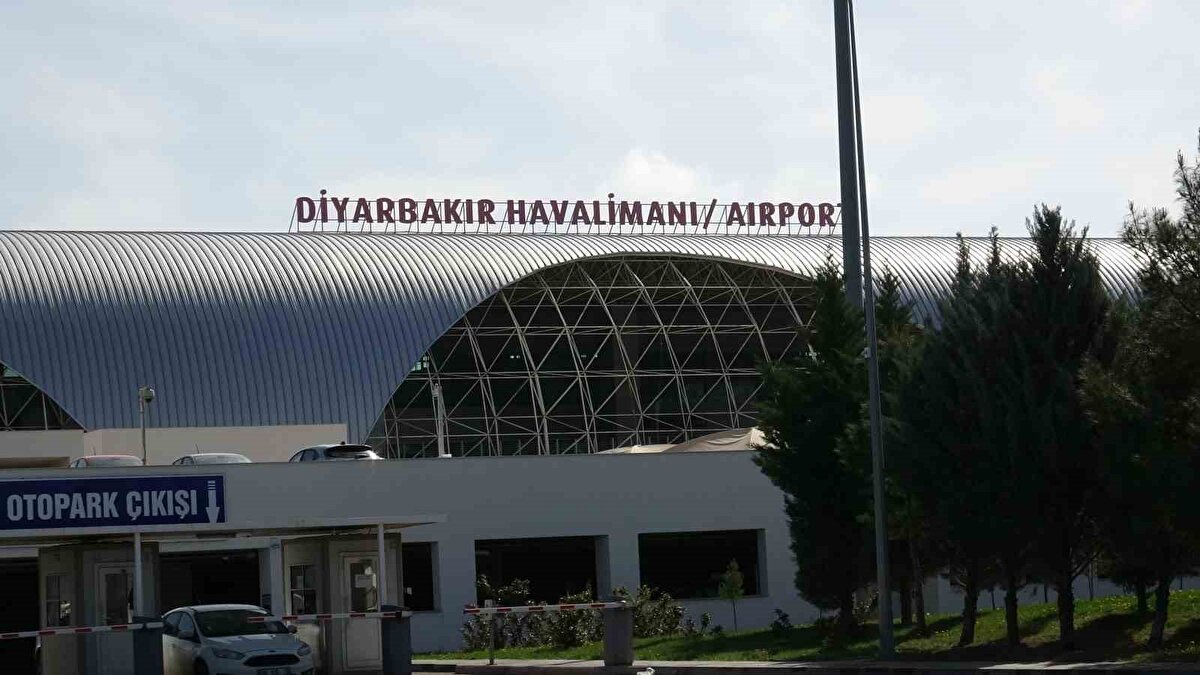 İngiliz havayolu şirketi Virgin Atlantic’e ait VS358 sefer sayılı Londra Heathrow - Mumbai seferini yapan G-VTEA tescilli Airbus A350-1000 tipi uçak, rahatsızlanan yolcu için dün gece saatlerinde Diyarbakır Havalimanı’na acil iniş yaptı.