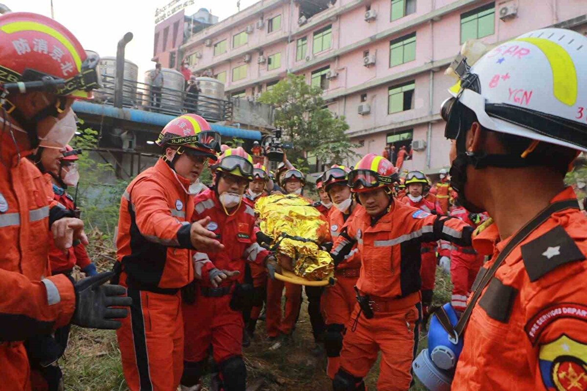 Ülkedeki askeri yönetim tarafından yapılan açıklamada, depremde hayatını kaybedenlerin sayısının 3 bin 85’e yükseldiği, yaralı sayısının 4 bin 715 olduğu belirtildi. 