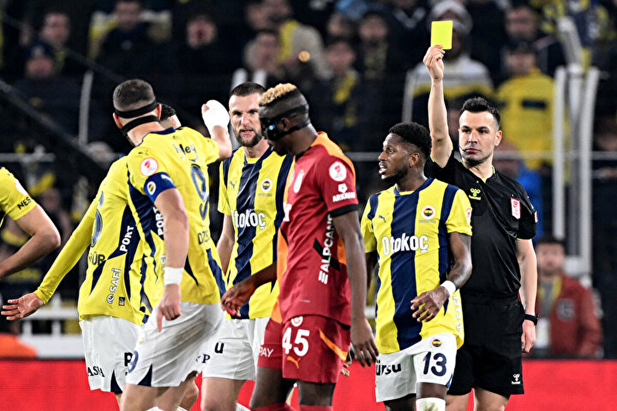 Daily Mail ise yaşanan olayları, "Mourinho sahaya girip, meslektaşı Buruk'un burnunu sıktı" şeklinde vurgularken, şunları yazdı:<br><br>"Gergin geçen İstanbul derbisini kaybeden Fenerbahçe'nin çalıştırıcısı Jose Mourinho, Galatasaray teknik adamı Okan Buruk'un burnunu sıktı. Portekizli'nin sonuçtan memnun olmadığı belliydi ve meslektaşının burnunu sıktığı görüldü. Olayın ardından Buruk yere düşüp yüzünü tutarken, iki takım futbolcuları da sahaya koştu. Jose Mourinho da yardımcı antrenörler tarafından olay yerinden uzaklaştırıldı."<br>