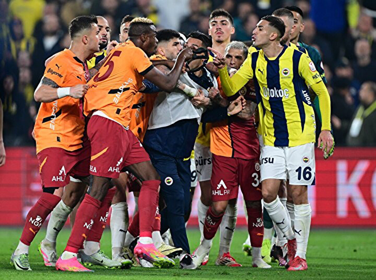 Olaylı derbide yaşananlar Avrupa basınında da geniş yer buldu. İngiliz The Sun gazetesi, Mourinho'nun Okan Buruk'a yaptığı hareketi manşetlerine taşırken, "Mourinho'nun, Galatasaraylı teknik adamın burnunu sıkması kargaşaya neden oldu. 62 yaşındaki Mourinho, rakip teknik direktör Okan Buruk'un burnunu sıktı ve Buruk yere yığıldı" ifadelerini kullandı.<br>