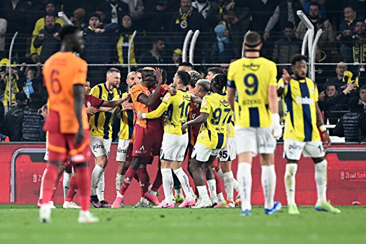 İspanya'dan AS gazetesi de derbide yaşananları, "Galatasaray'ın Fenerbahçe'yi Türkiye Kupası'ndan eleyerek elde ettiği zafer, Mourinho'yu yine eleştirilerin hedefine koydu. Mourinho, Okan Buruk'un burnunu tuttu ve bu olay sosyal medyada büyük yankı uyandırdı" şeklinde okuyucularına duyurdu.<br>