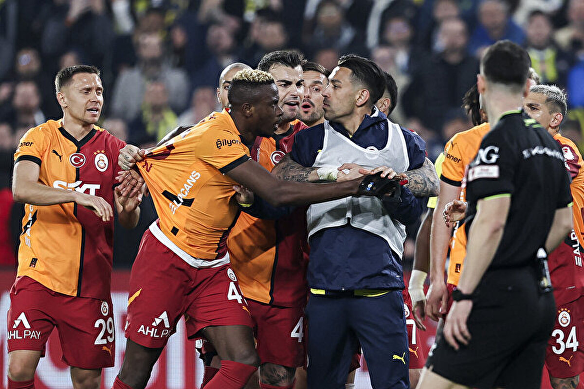 İspanya'dan AS gazetesi de derbide yaşananları, "Galatasaray'ın Fenerbahçe'yi Türkiye Kupası'ndan eleyerek elde ettiği zafer, Mourinho'yu yine eleştirilerin hedefine koydu. Mourinho, Okan Buruk'un burnunu tuttu ve bu olay sosyal medyada büyük yankı uyandırdı" şeklinde okuyucularına duyurdu.<br>