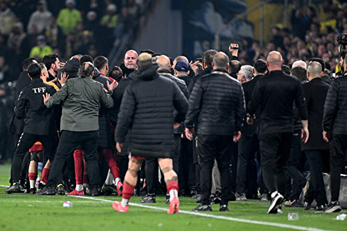 Şükrü Saracoğlu Stadyumu’nda oynanan karşılaşma 86’ncı dakikada futbolcular arasında yaşanan tartışma sebebiyle uzun süre dururken, 90’ıncı dakikada ise Fenerbahçe’de Mert Hakan Yandaş ile yardımcı antrenör Salvatore Foti kırmızı kart gördü. Galatasaray’da ise Barış Alper Yılmaz ve Kerem Demirbay kırmızı kart gören isimler oldu.